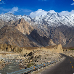 ESA TIERRA FRACTURADA EN LAS GARRAS DE LAS MONTAAS HINDU KUSH